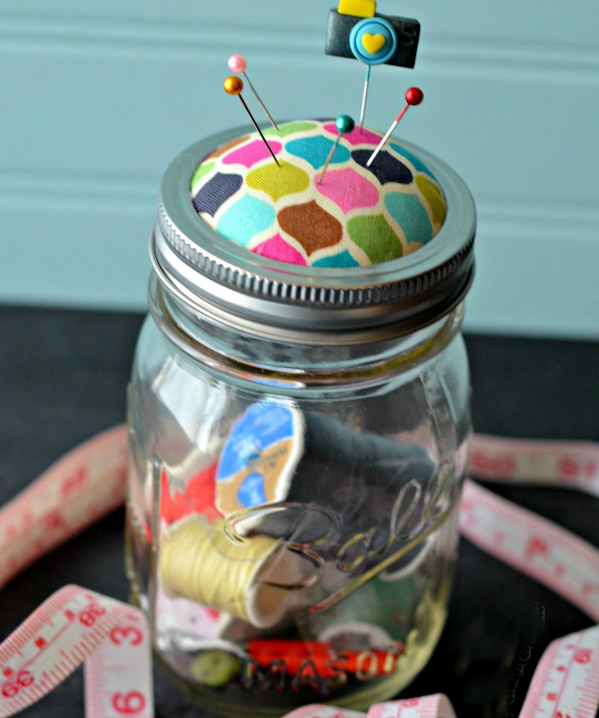 Mason jar with a pin cushion and sewing supplies - upcycling ideas