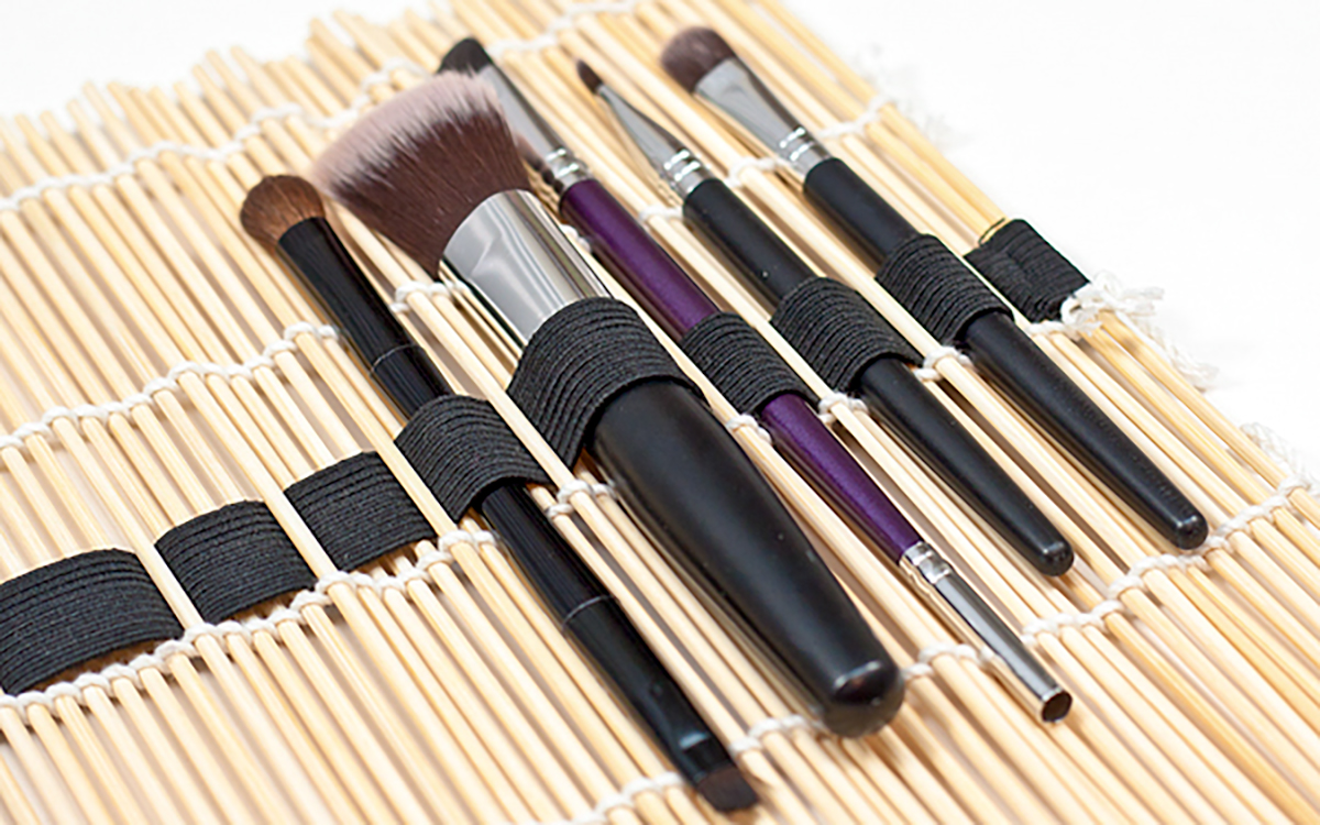  sushi mat with elastic woven through for roll up brush storage