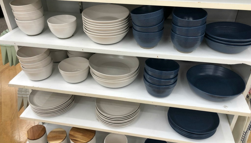 Bee Willow dinnerware collection
