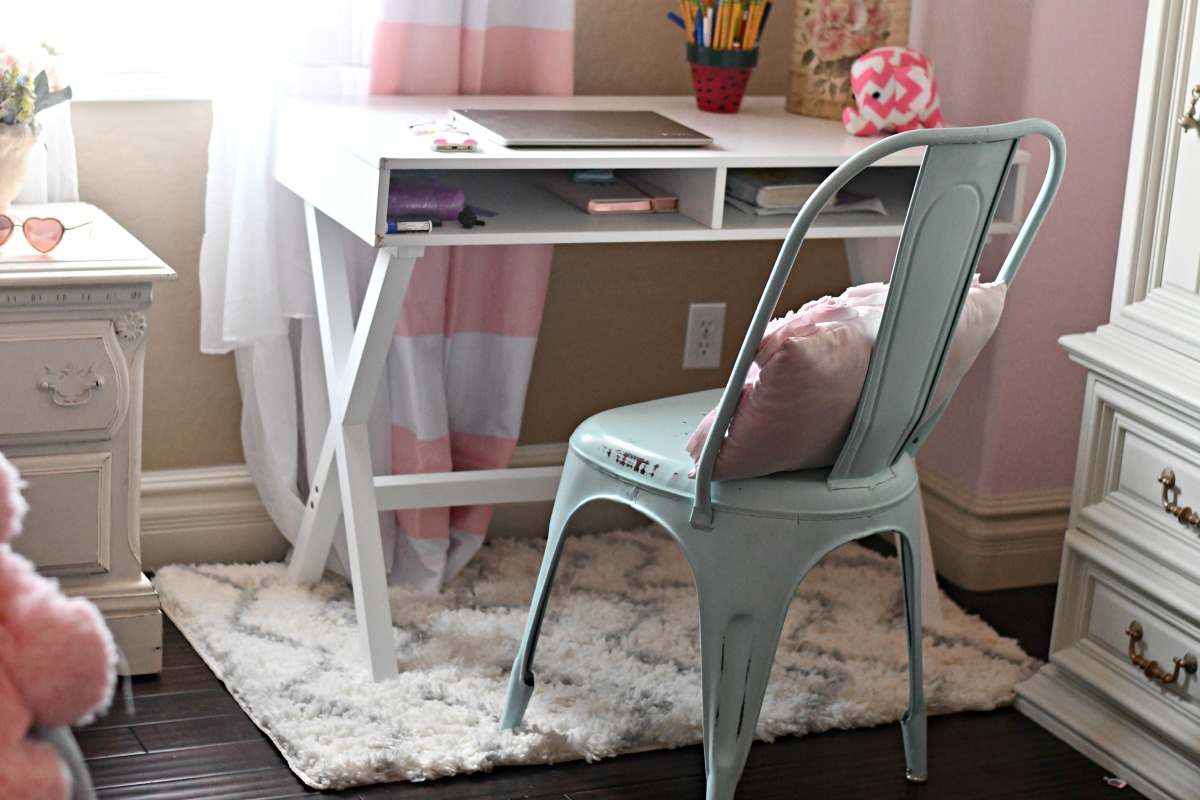white computer desk and farmhouse chair 