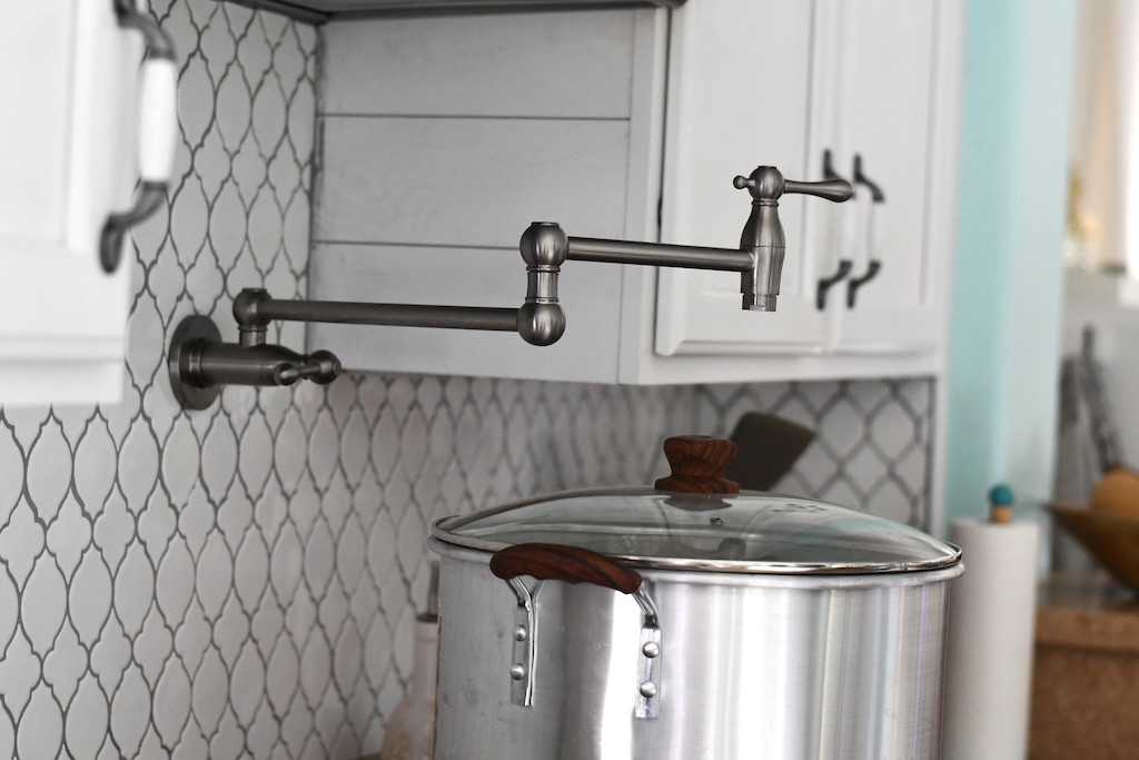 Kitchen wall pot filler 