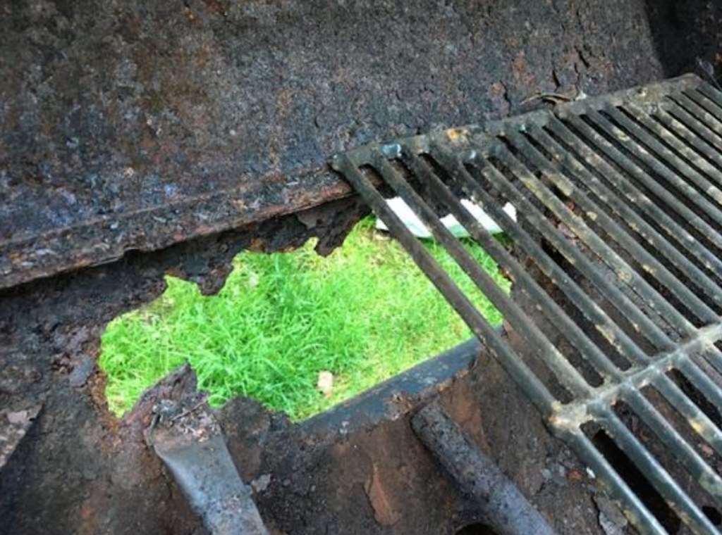 hole in back of grill with dirty grates