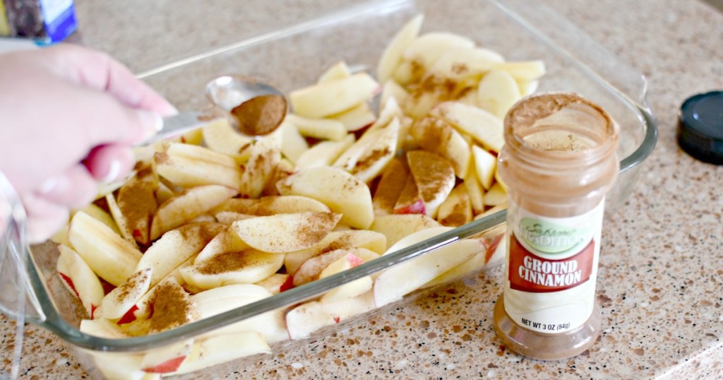 adding cinnamon to apples
