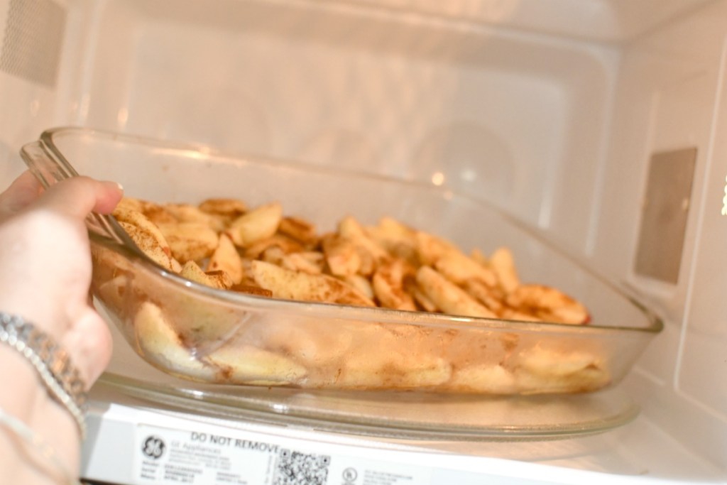 placing cinnamon apples in the microwave