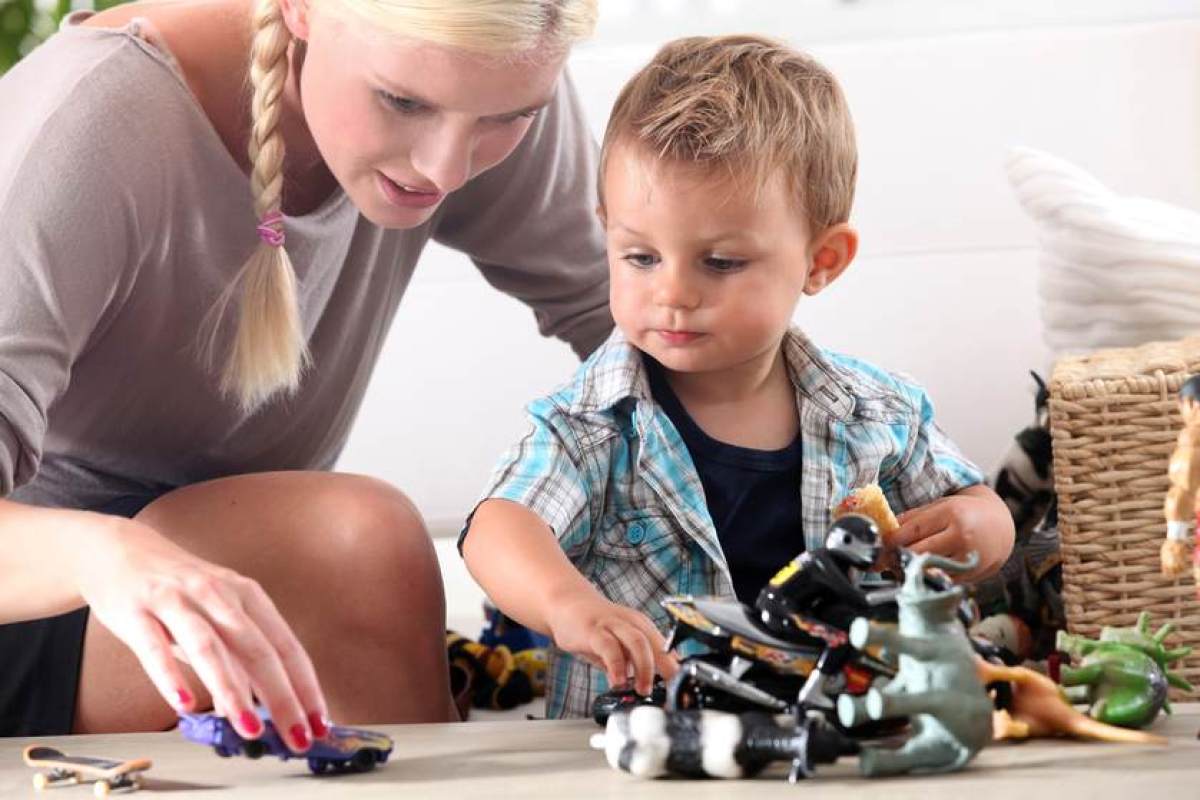 how to write a will: choose a guardian picture of woman and child playing