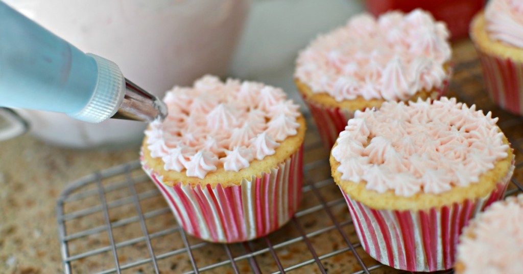 decorating cupcakes with champagne frosting