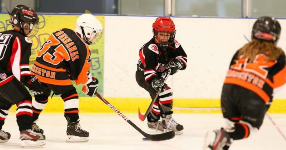 kids playing ice hockey