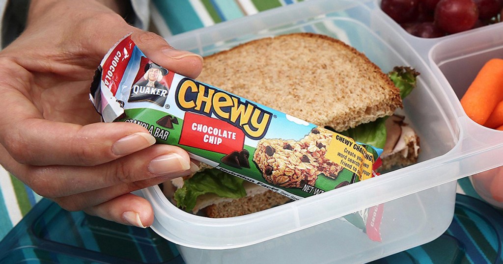 quaker chewy granola bar and lunch container