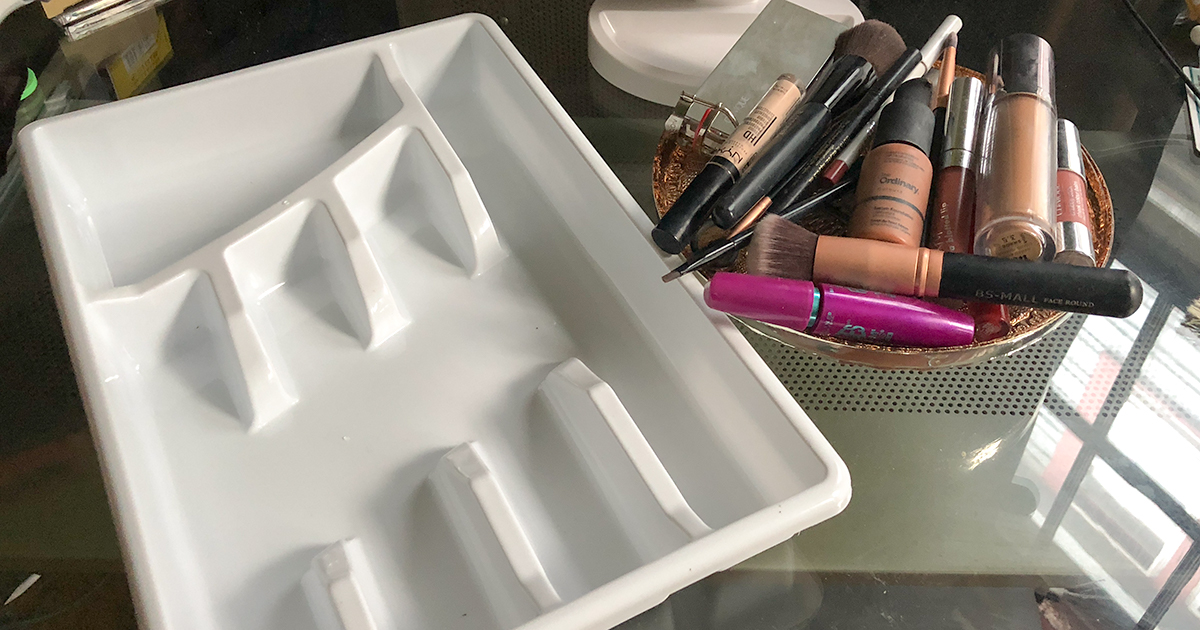 Clever and cheap makeup storage hacks like this flatware tray will save you time and money!