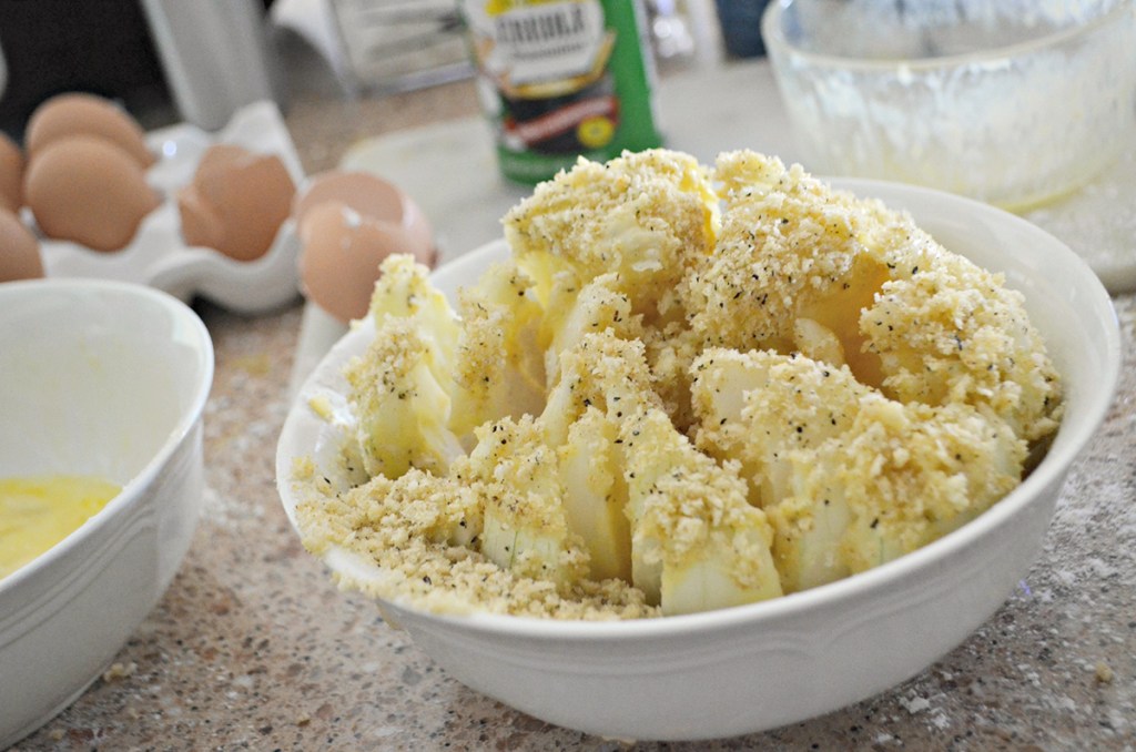 coating onion with seasoned panko crumbs