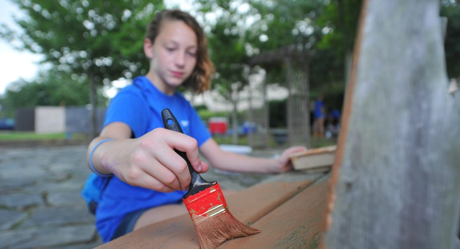 a girl volunteering, one of the free fun summer activities for kids to try in 2024