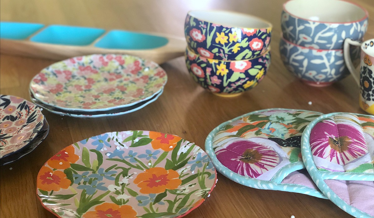 collin's deals and finds this week — anthropologie floral print plates, bowls, and pot holders