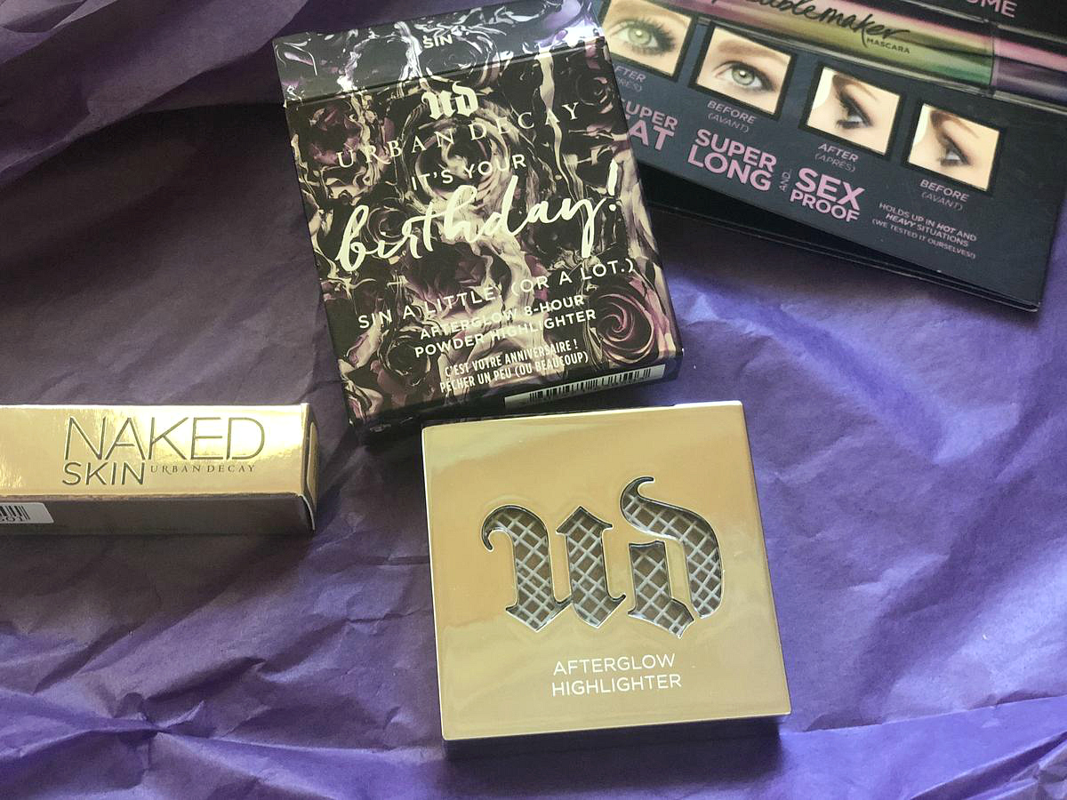 Get a free Urban Decay birthday gift like this highlighter - Urban Decay order