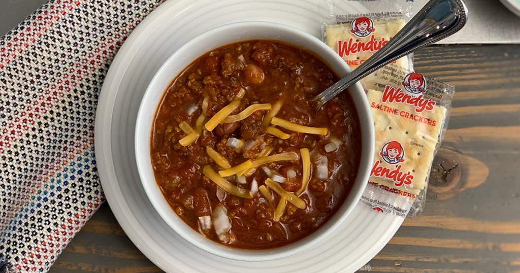 Wendys Famous Chili Copycat Recipe - A bowl of chili with Wendys crackers