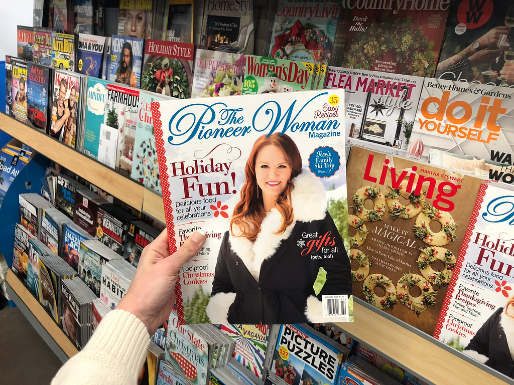 hand holding a pioneer woman magazine