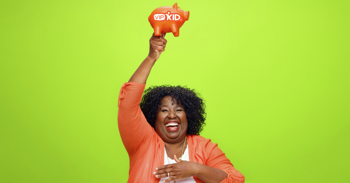 VIPKID testimonial – happy woman holding up a VIP piggy bank