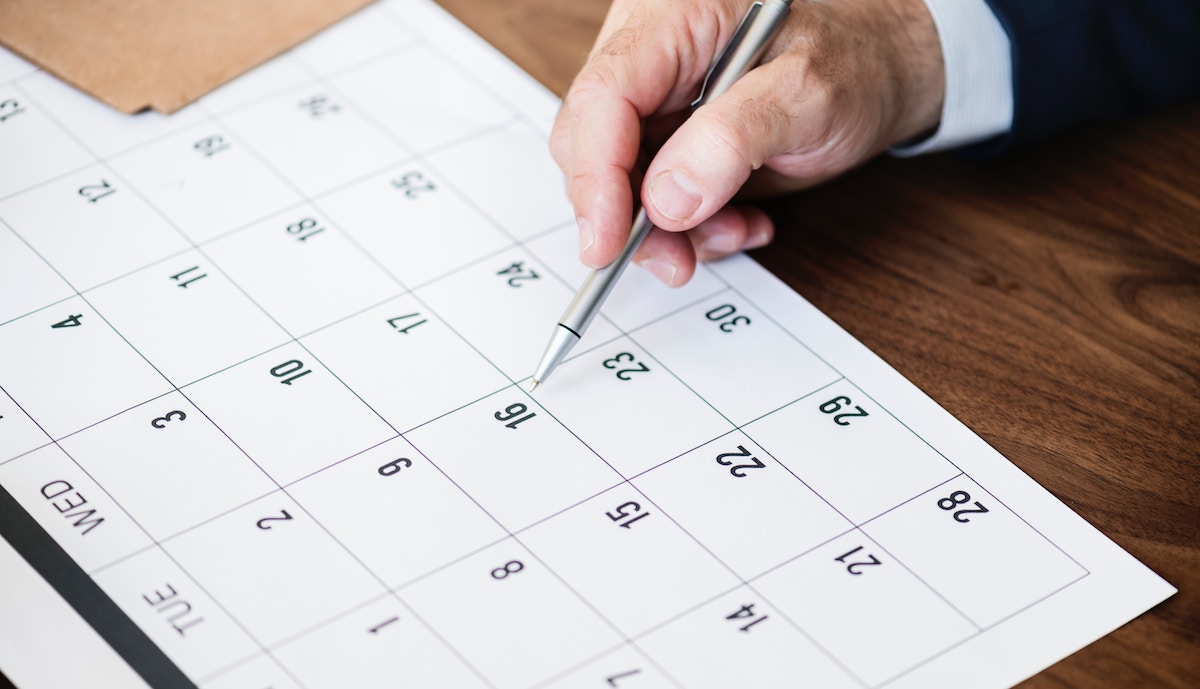 30 day calendar and a man pointing at day 16