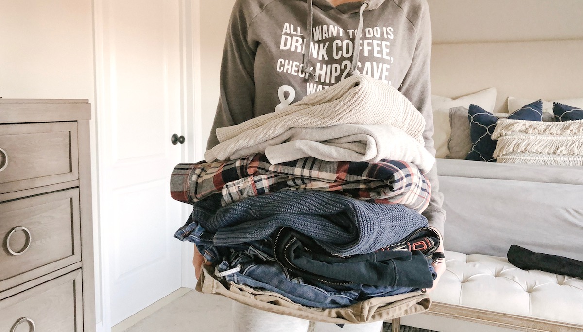 simple thoughtful ways to pay-it-forward in the new year – donate clothes pile pay it forward post