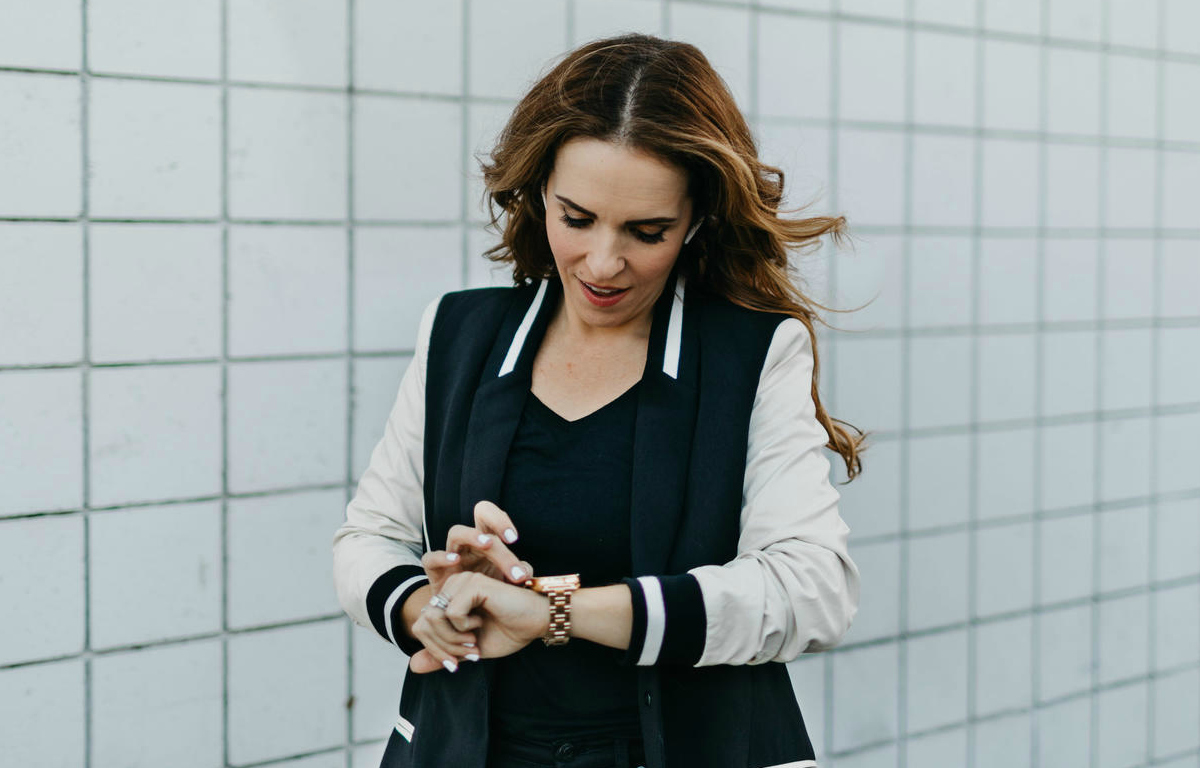 Rachel Hollis checking her watch