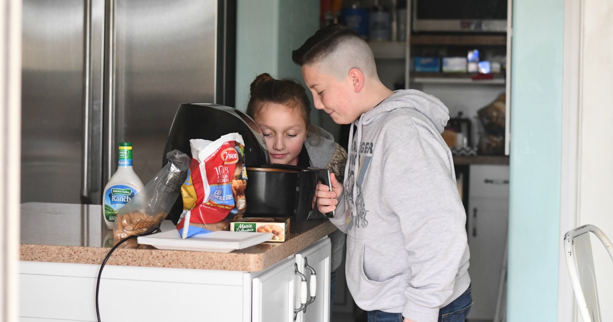 Lina's kids looking into an air fryer