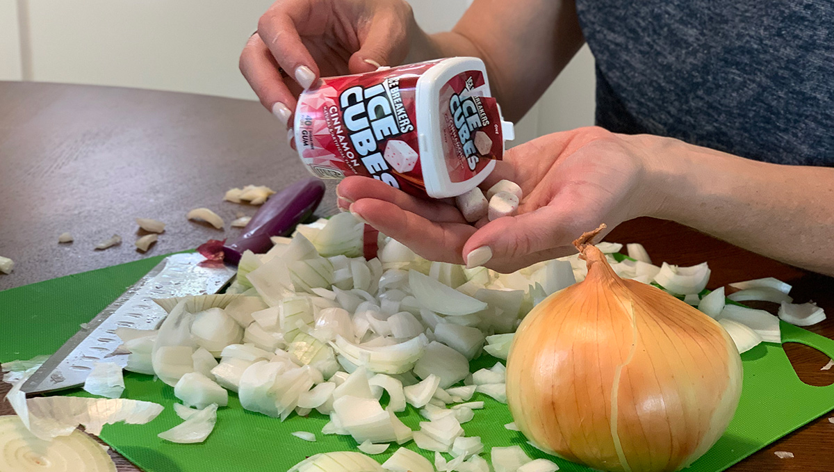 chewing gum while cutting onions to prevent tears