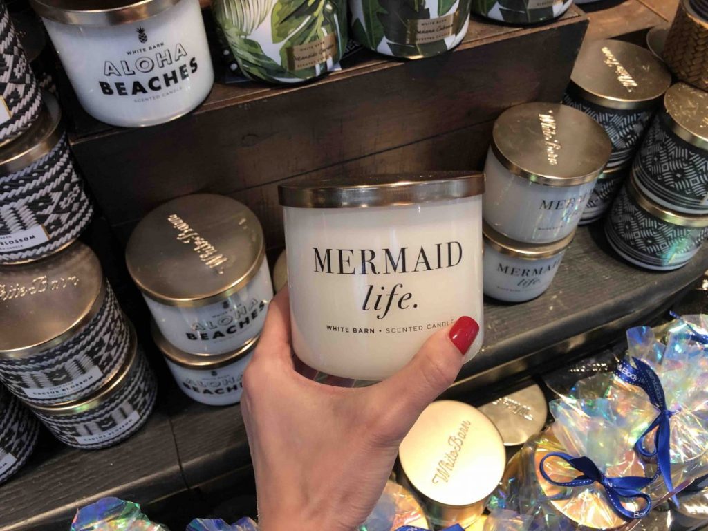 hand holding candle
