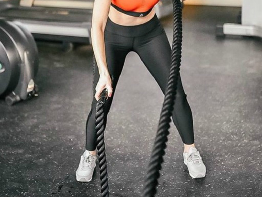 woman wearing reebok tights working out in gym