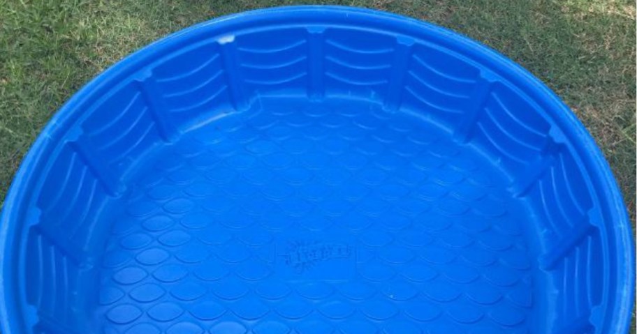 blue round plastic kiddie pool