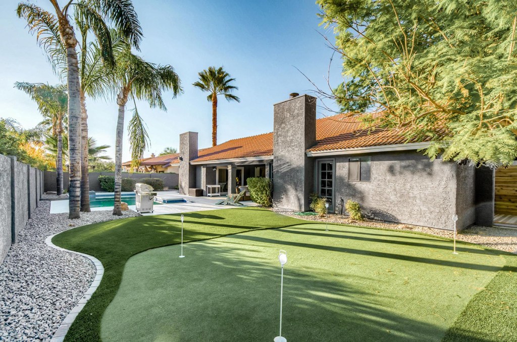 putting green in yard of scottsdale airbnb