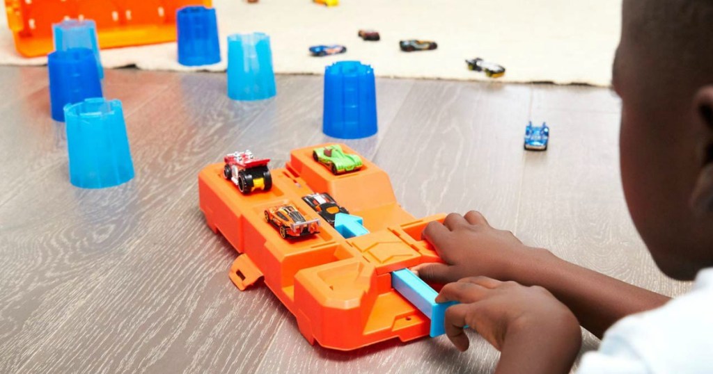 Hot Wheels track set with cars 