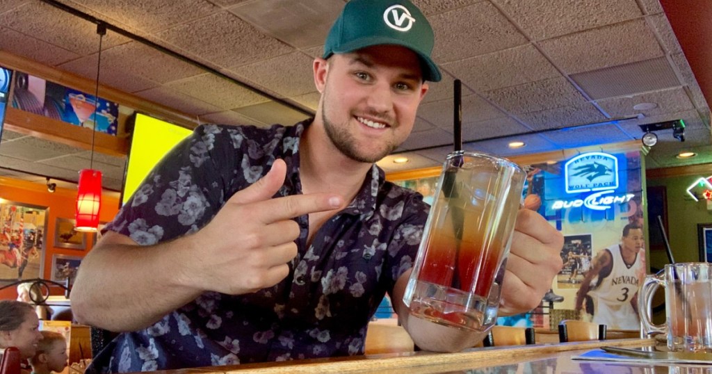 man holding mai tai at applebees