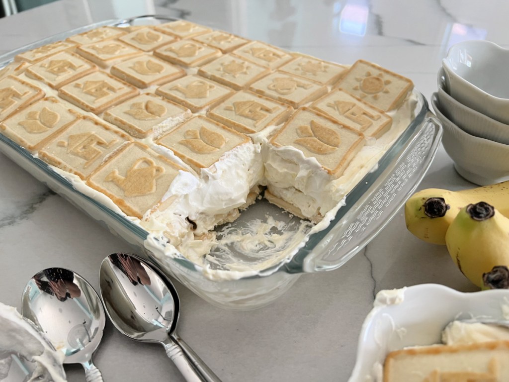 casserole dish with banana pudding