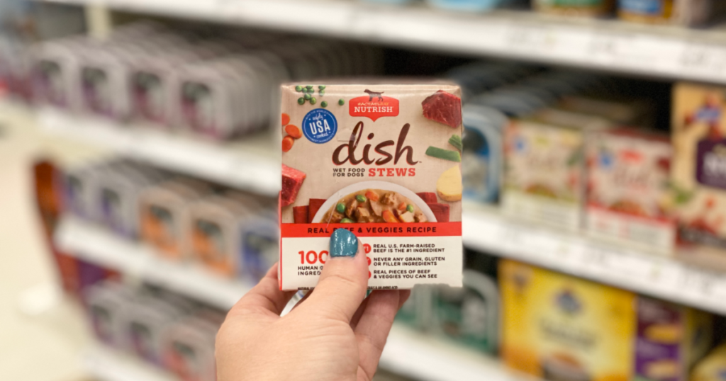 hand holding dish stews with blurry background