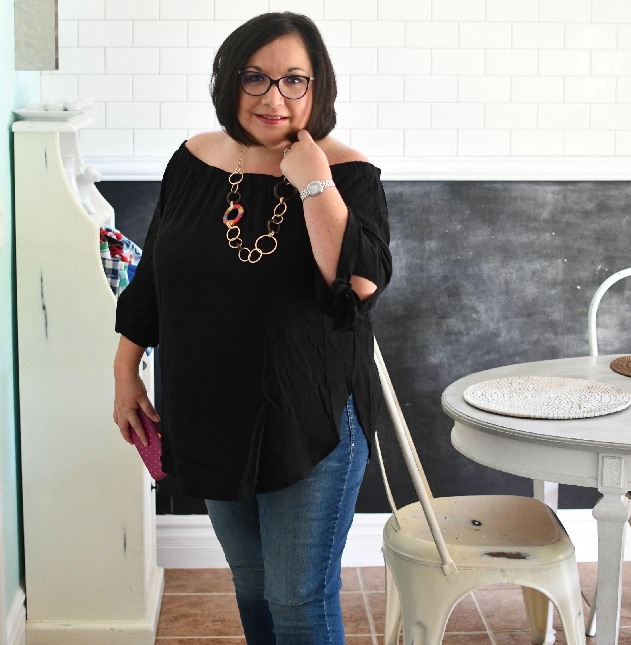 woman wearing black tunic top and skinny jeans 