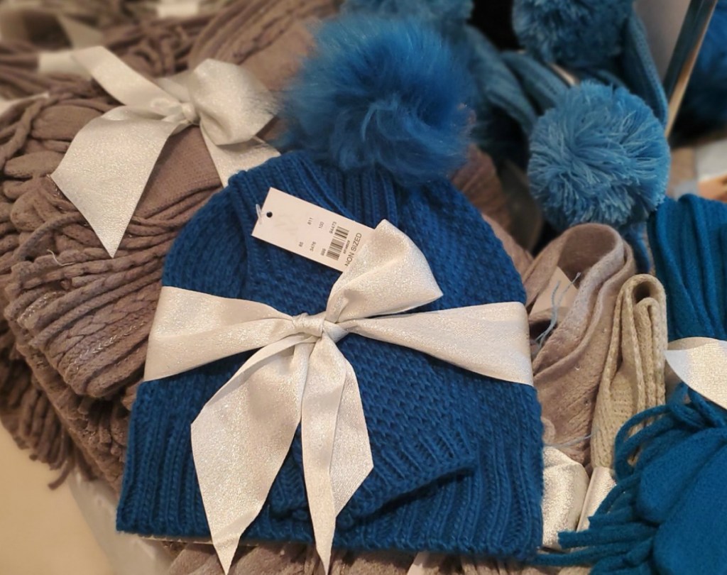 Cable Knit Hat & Gloves bundle in royal blue color