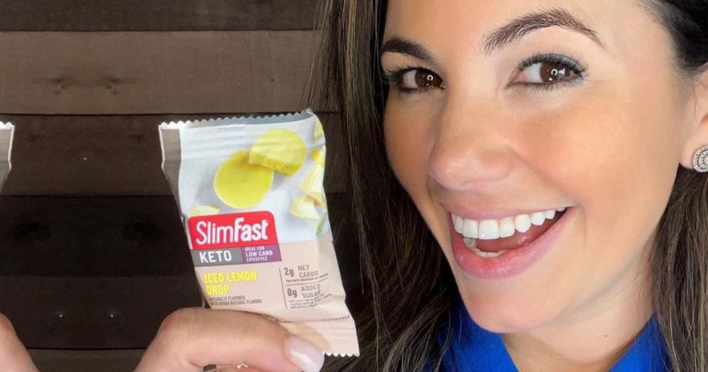 woman holding a slimfast keto lemon iced cup