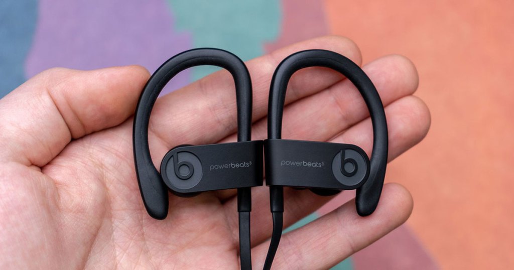 Man holding powerbeats