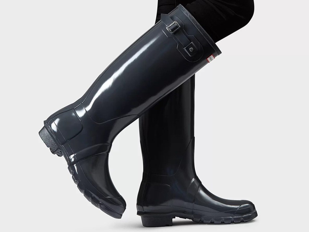 woman wearing hunters Women's Original Tall Gloss Rain Boots_ Slate Grey