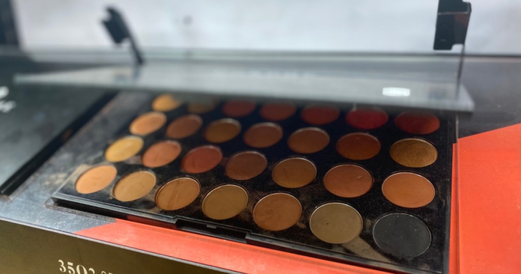 morphe eyeshadow palette opened up 