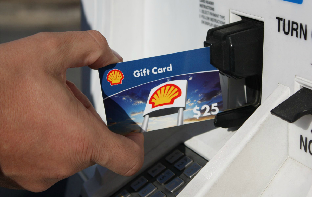 inserting gift card into shell gas station pump