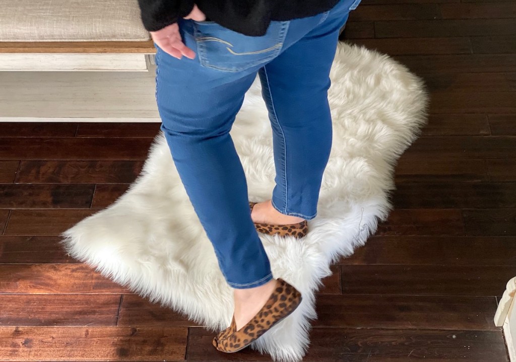 woman wearing blue denim jeans and leopard flats 