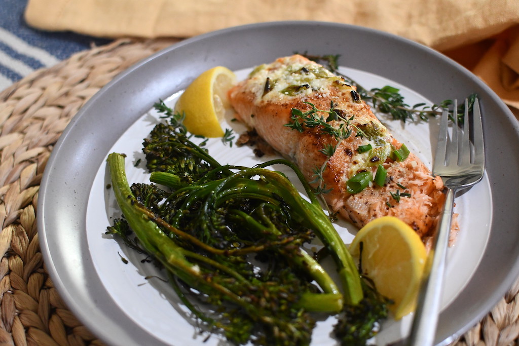 salmon with broccolini and lemon slices 