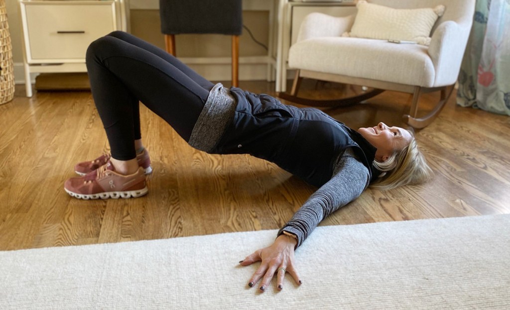 woman doing glute bridges