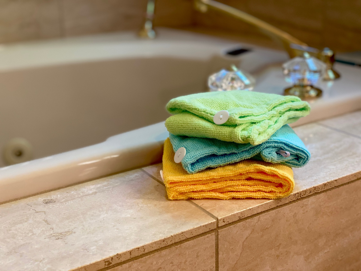 microfiber towels on side of bathtub