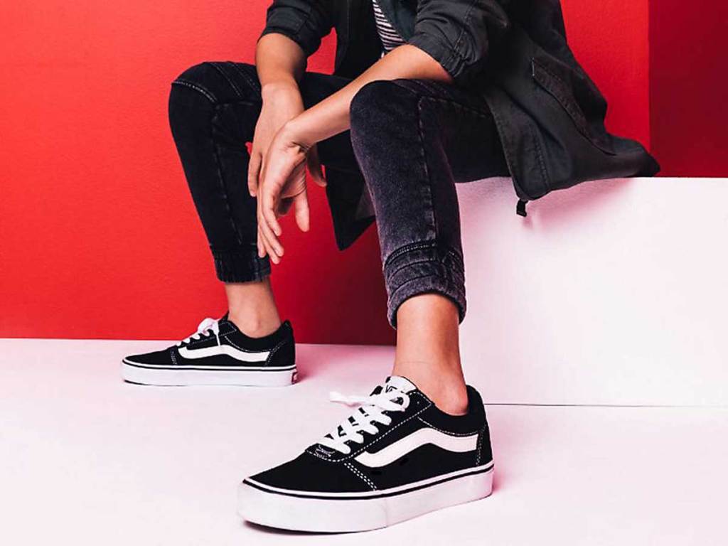 guy wearing black vans