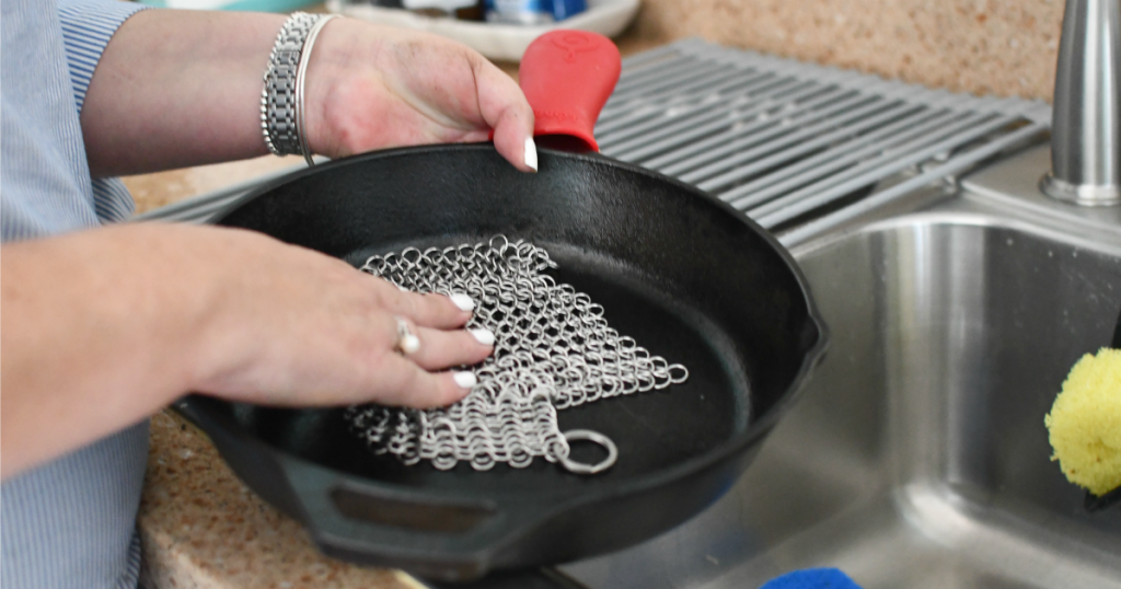 cleaning a pan using a stainless chain mail