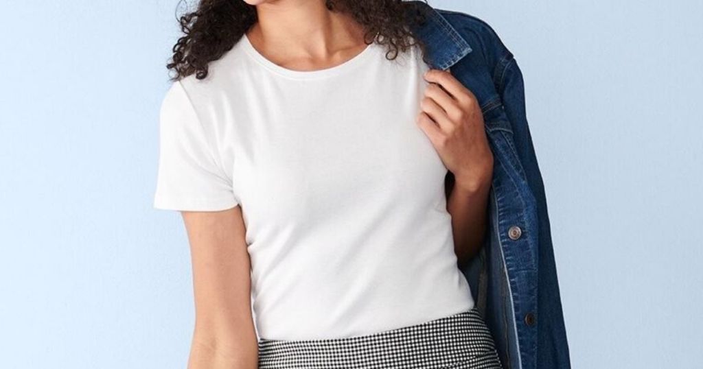 woman wearing crew neck shirt