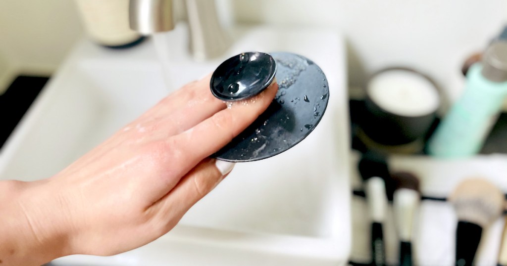hand holding pop socket on black silicone mat