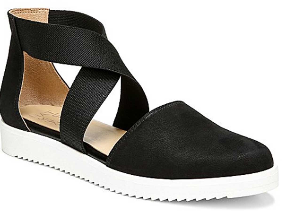 woman's black sandal 