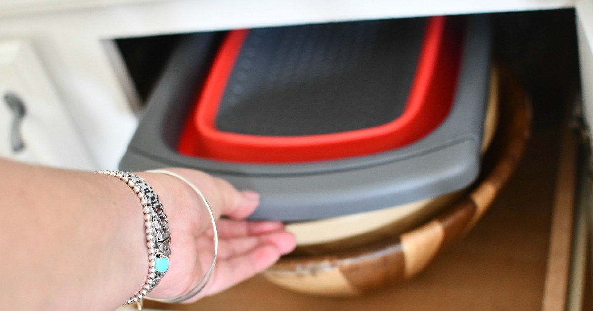 storing the collapsible colander